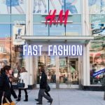 Hình ảnh người dân mua sắm fast fashion tại H&M