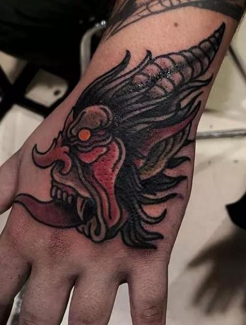 Tattoo mặt quỷ ở tay