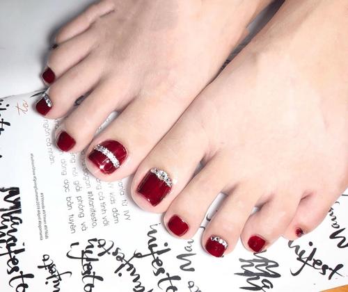 10 Các kiểu sơn móng chân màu đỏ rượu đẹp nổi bật
